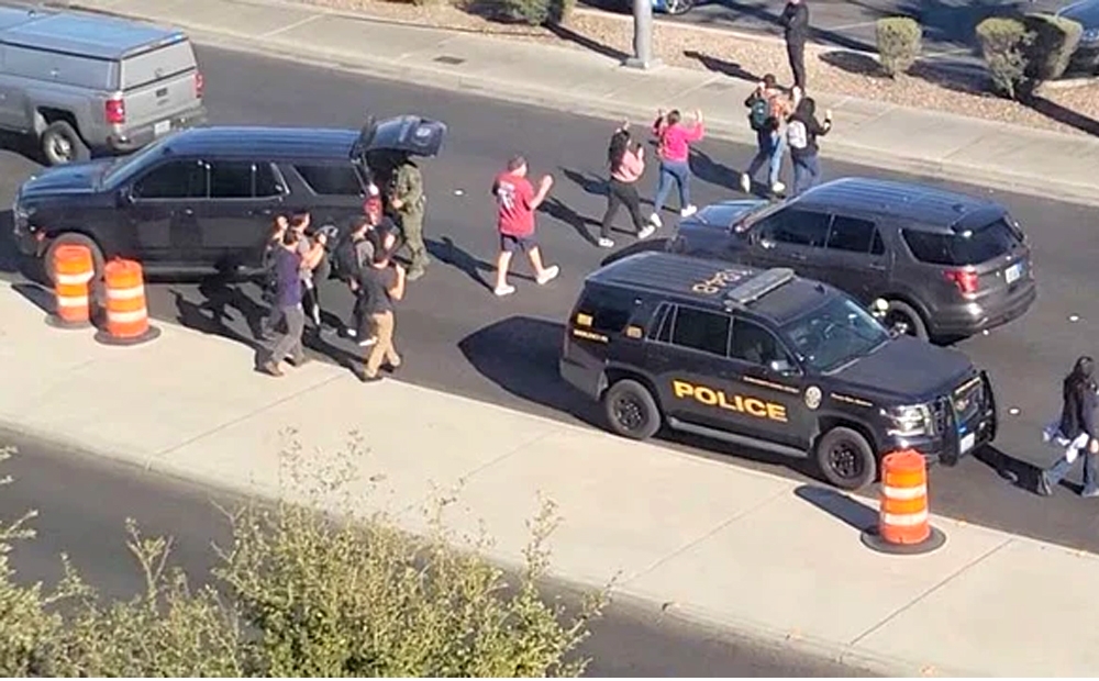 Cảnh sát sơ tán những người xung quanh hiện trường vụ xả súng ở ĐH Nevada ngày 6/12. Ảnh: Reuters
