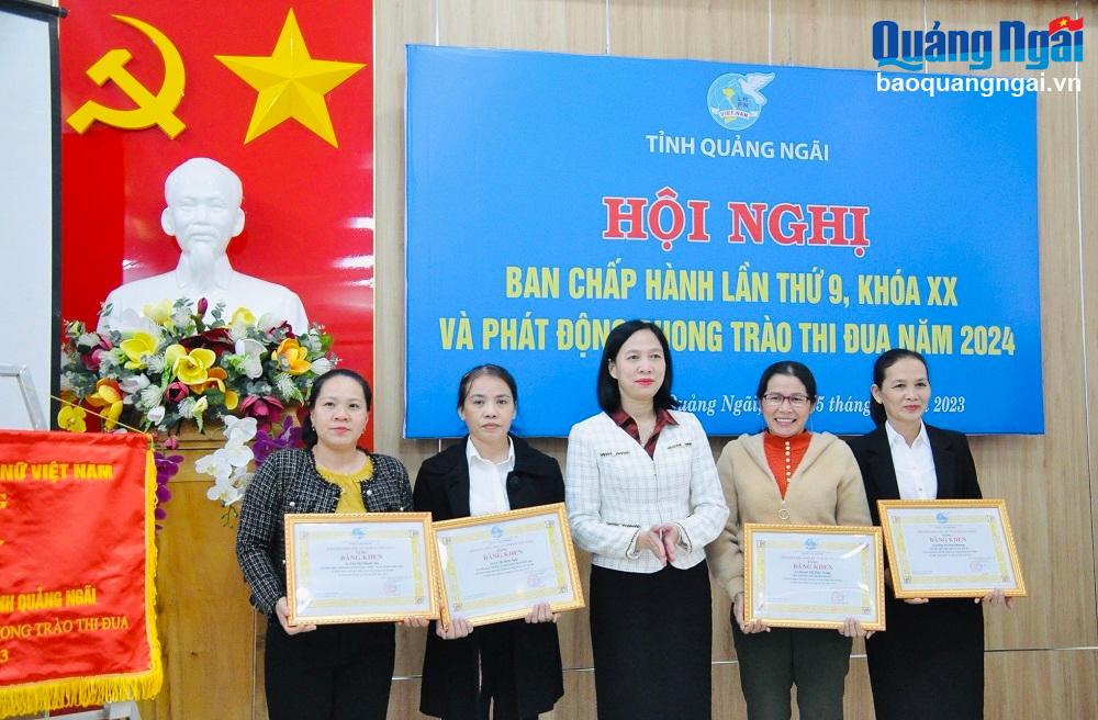 Chủ tịch Hội LHPN tỉnh Lê Na tặng Bằng khen cho các cá nhân có thành tích xuất sắc trong năm 2023.