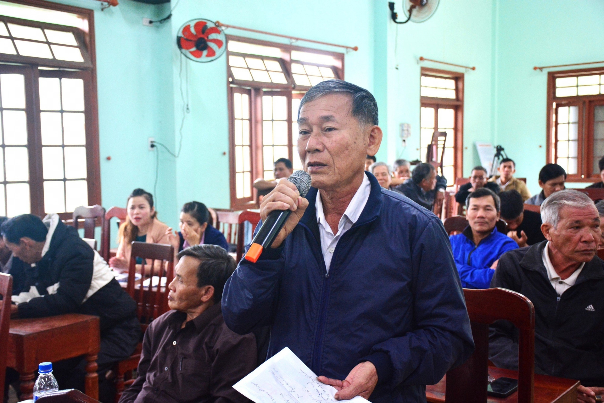 Người dân xã Tịnh Phong nêu ý kiến kiến nghị đến Bí thư Huyện ủy Sơn Tịnh.