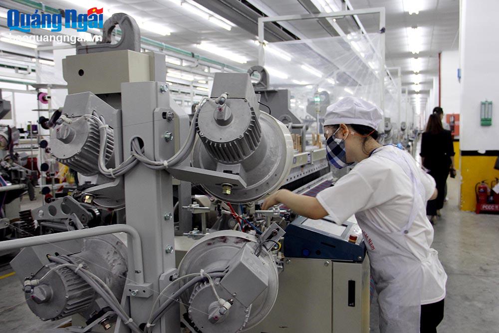 Hoạt động sản xuất tại Khu công nghiệp VSIP Quảng Ngãi.
Ảnh: PD