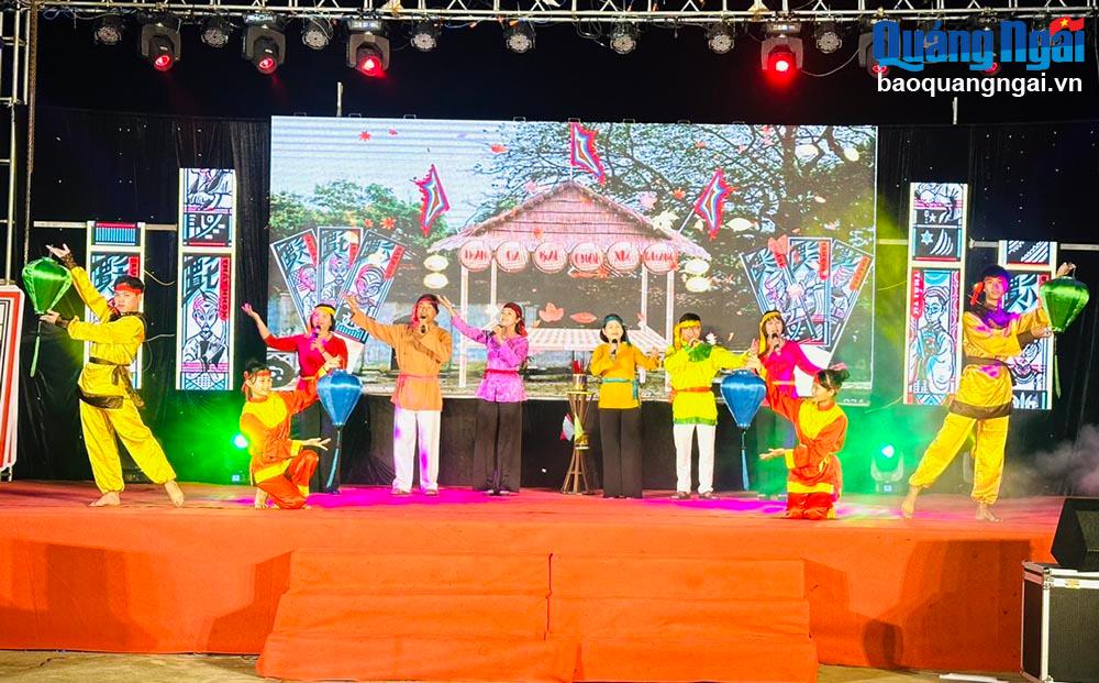 Câu lạc bộ Bài Chòi huyện Núi Thành, tỉnh Quảng Nam biểu diễn tại buổi Liên hoan.