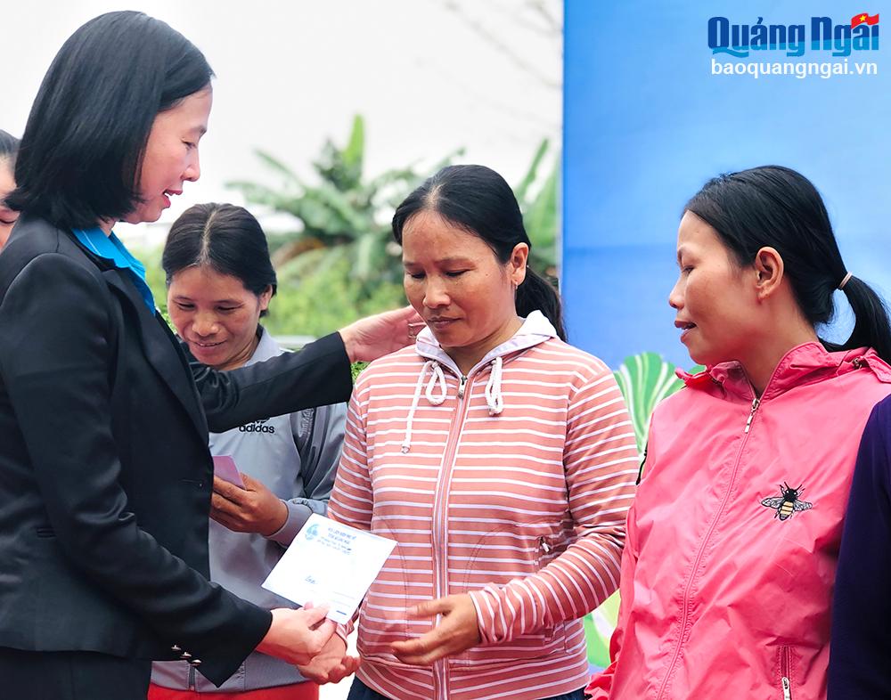 Chủ tịch Hội LHPN tỉnh Lê Na trao quà cho phụ nữ có hoàn cảnh khó khăn ở xã Đức Minh (Mộ Đức).