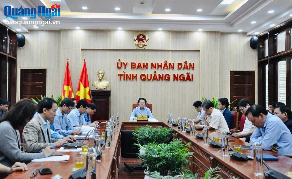 Phó Chủ tịch UBND tỉnh Võ Phiên chủ trì hội nghị tại điểm cầu Quảng Ngãi.