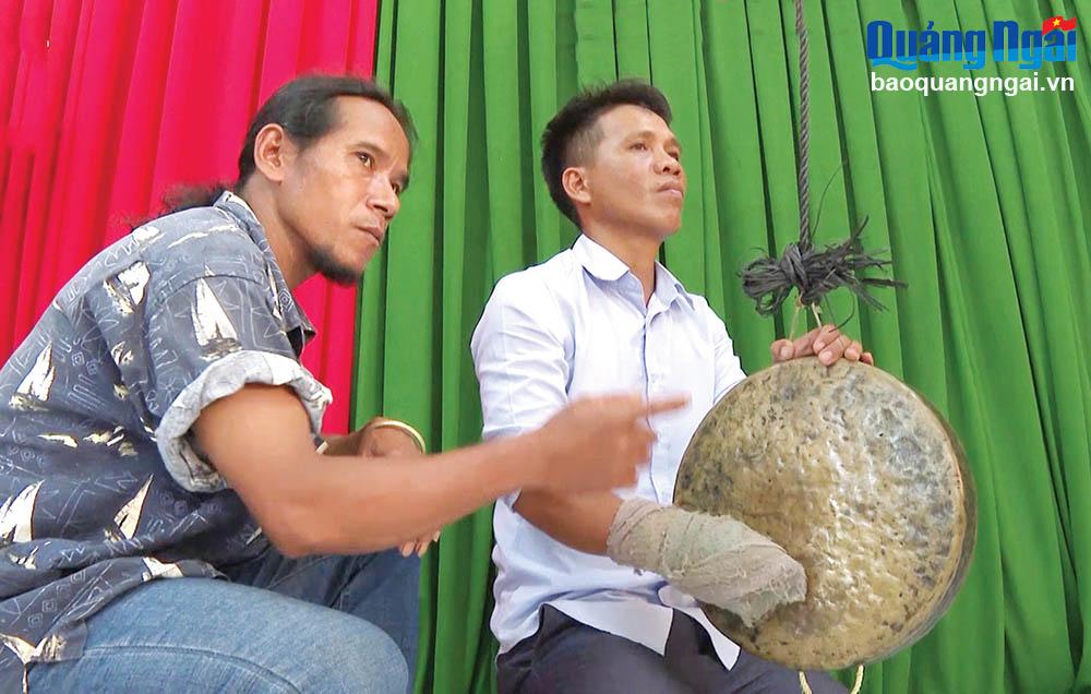 Nghệ nhân Phạm Văn Sây dạy kỹ thuật đánh chiêng cho thanh niên huyện Minh Long.