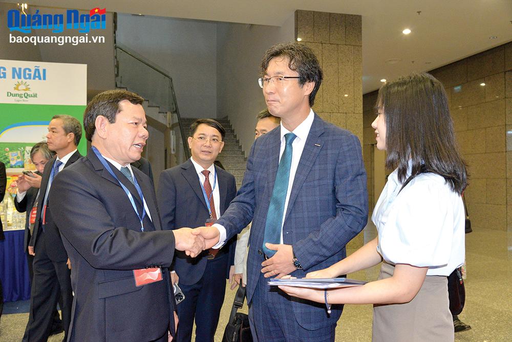 Chủ tịch UBND tỉnh Đặng Văn Minh chào xã giao, trao đổi với lãnh đạo Doosan Vina tại Hội nghị giới thiệu Quảng Ngãi tại Hà Nội.                                                                                                                                                                                                                 ẢNH: T.PHƯƠNG