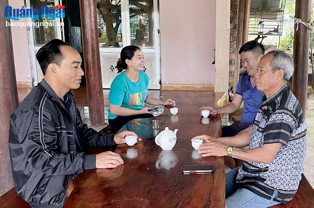  Ông Đinh Văn Bân (đầu tiên bên phải), ở thôn Làng Mo, xã Sơn Cao (Sơn Hà) thường xuyên đến nhà người dân trong thôn để tuyên truyền về nếp sống văn minh.