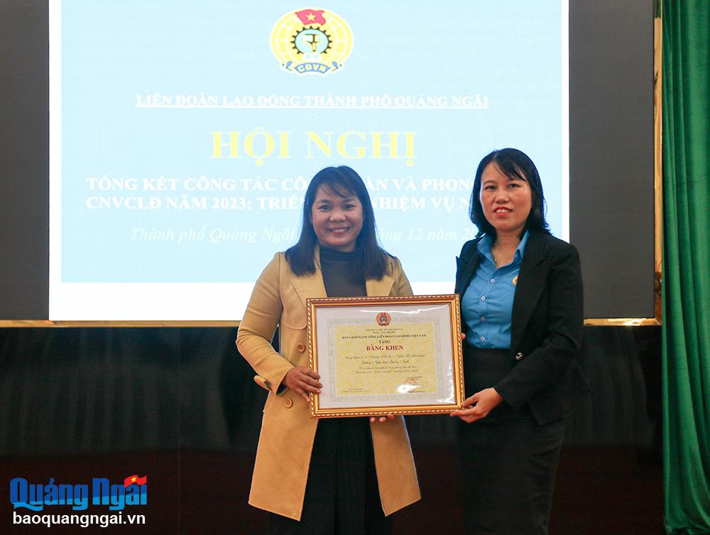 Trao Bằng khen của Tổng Liên đoàn Lao động Việt Nam cho tập thể có thành tích xuất sắc trong phong trào thi đua “Giỏi việc nước, Đảm việc nhà” năm học 2022 – 2023.