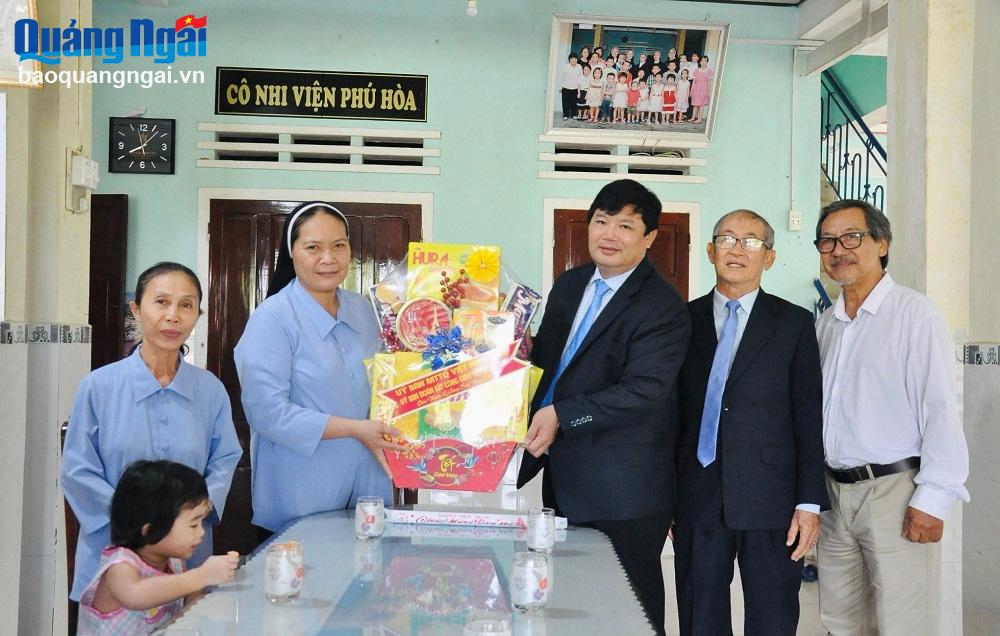 Đoàn công tác của Ủy ban MTTQ Việt Nam tỉnh đến thăm, chúc mừng Cô Nhi viện Phú Hòa, xã Tịnh Ấn Tây (TP.Quảng Ngãi) nhân dịp lễ Giáng sinh 2023.