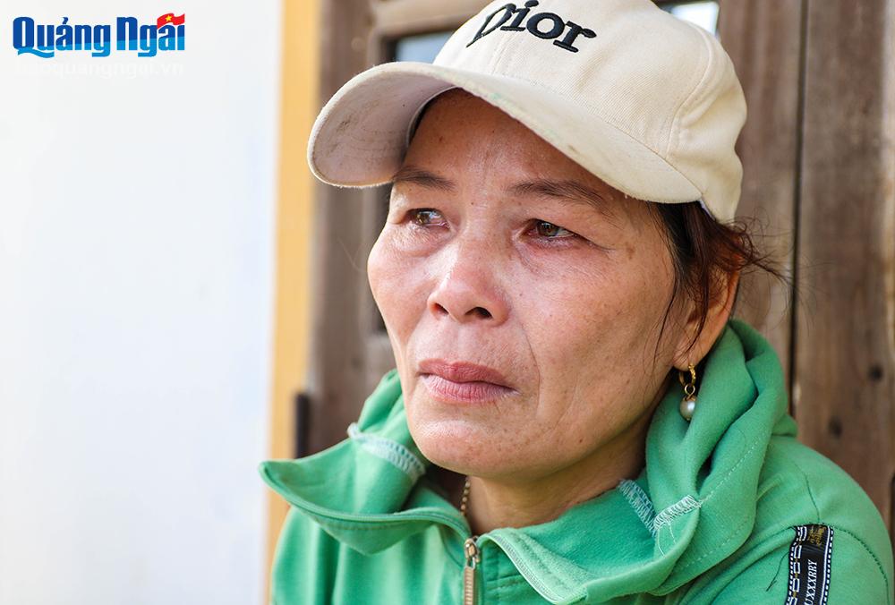 Cũng như bà Ngoan, bà Nguyễn Thị Phường trồng được 6 xào củ sắn. Nhưng vì mua nhầm giống sắn khía nên đến nay, bà Phường vẫn chưa bán ra được dù chỉ là một ít.