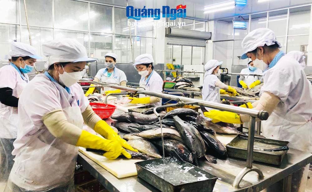 Hoạt động sản xuất tại Công ty TNHH MTV Xuất nhập khẩu thủy sản Hải Phú (KCN Quảng Phú).