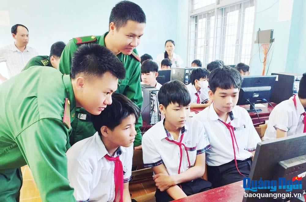 Chiến sĩ Đồn Biên phòng Bình Hải hướng dẫn cho học sinh Trường THCS Bình Hải (Bình Sơn) tham gia cuộc thi.
