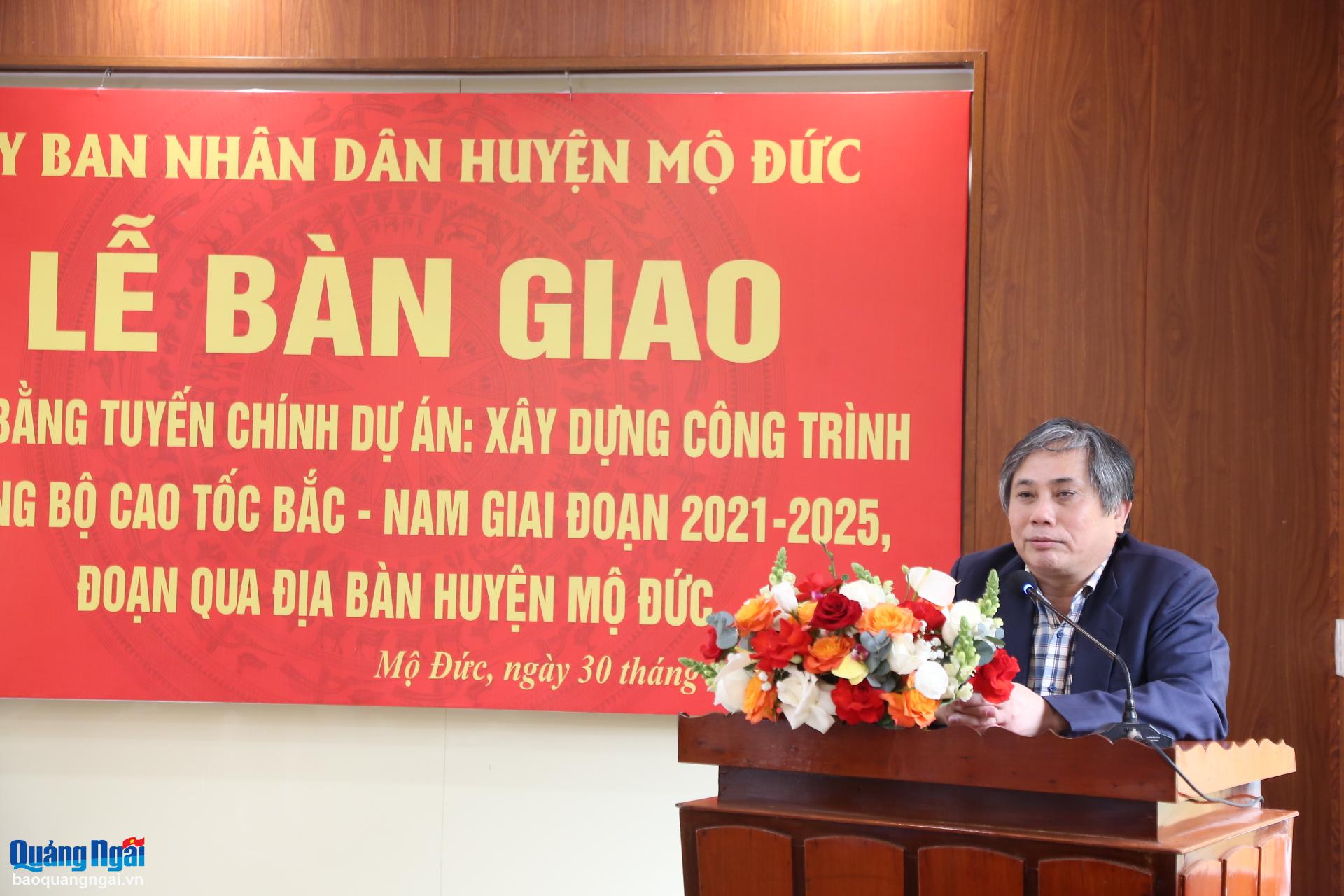 Ủy viên Ban Thường vụ Tỉnh ủy, Trưởng Ban Tổ chức Tỉnh ủy Lữ Ngọc Bình phát biểu tại buổi lễ. ẢNH: VĂN TRỌNG.