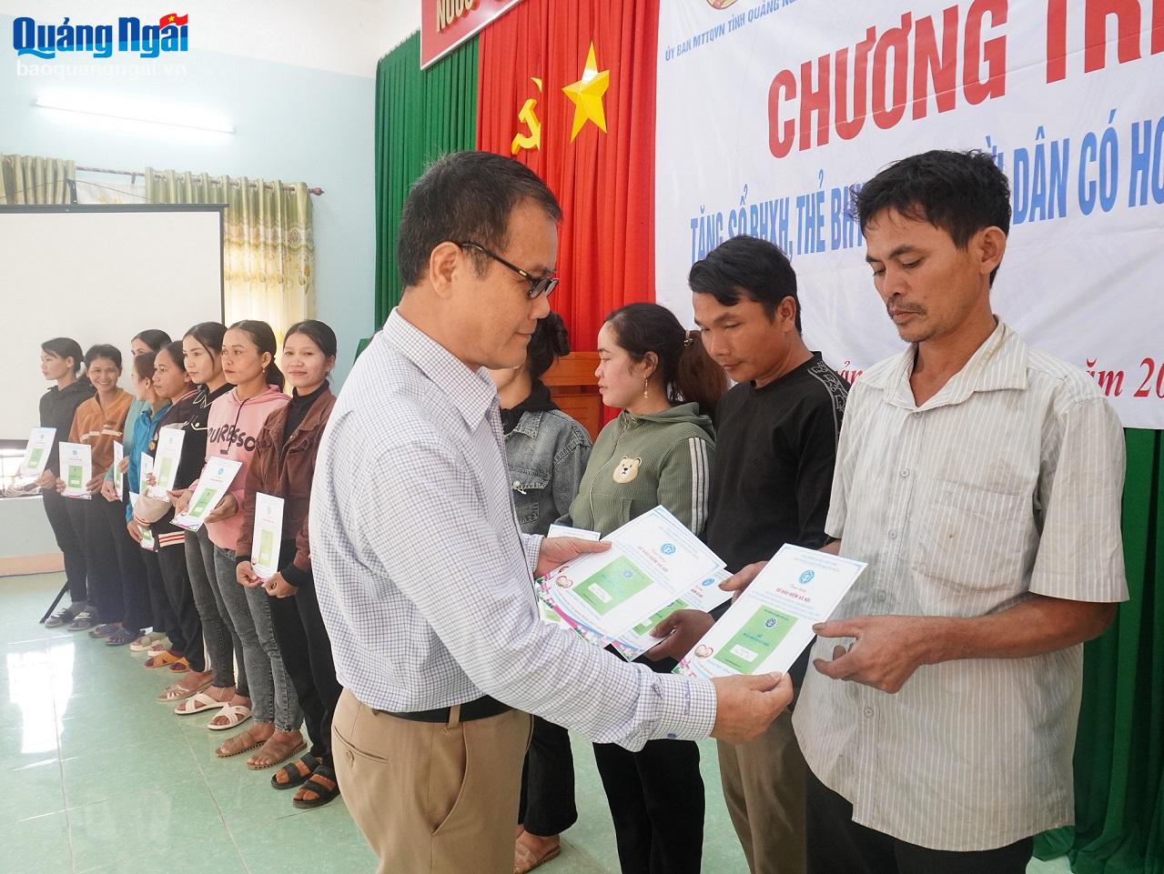 Phó Giám đốc Bảo hiểm xã hội tỉnh Trương Quang Hùng trao sổ BHXH cho người dân có hoàn cảnh khó khăn ở xã Long Sơn (Minh Long).