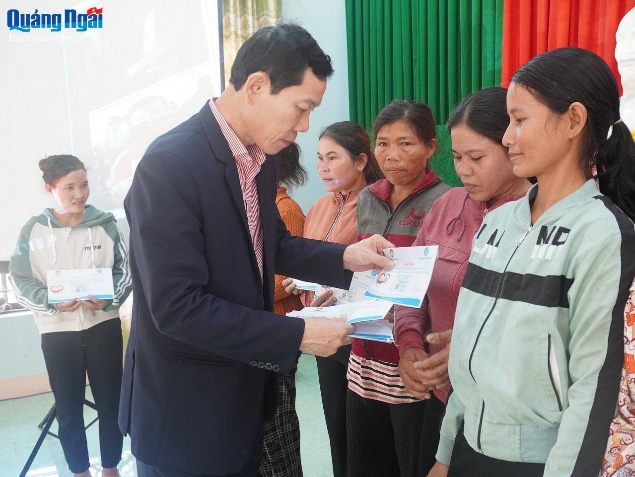 Trưởng Ban Dân vận Tỉnh ủy, Chủ tịch Ủy ban MTTQ Việt Nam tỉnh Võ Thanh An trao thẻ BHYT cho người dân có hoàn cảnh khó khăn ở xã Long Sơn (Minh Long).