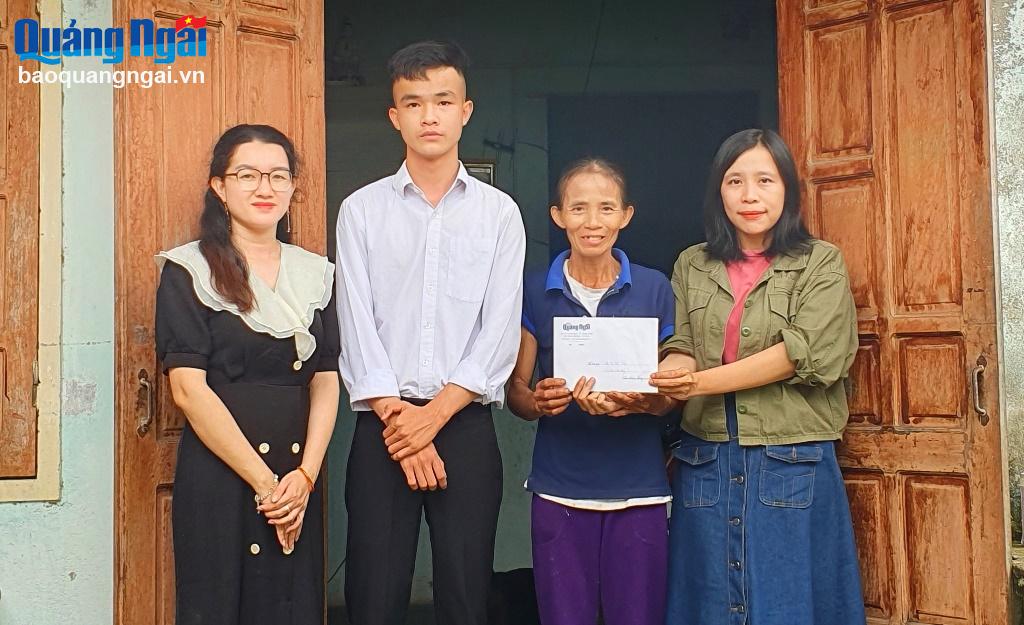 Chị Lê Thị Tím và con trai Nguyễn Hữu Phong (giữa) nhận 5 triệu học bổng từ Báo Quảng Ngãi.
