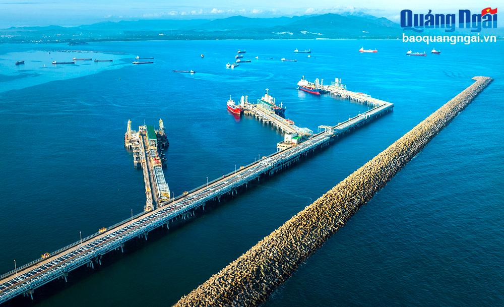 Cảng nước sâu Dung Quất và Nhà máy Lọc dầu Dung Quất đang hoạt động hiệu quả là cơ sở quan trọng để hình thành trung tâm lọc, hóa dầu và năng lượng quốc gia để tạo sức bật mới cho Quảng Ngãi.   Ảnh: Minh Thể