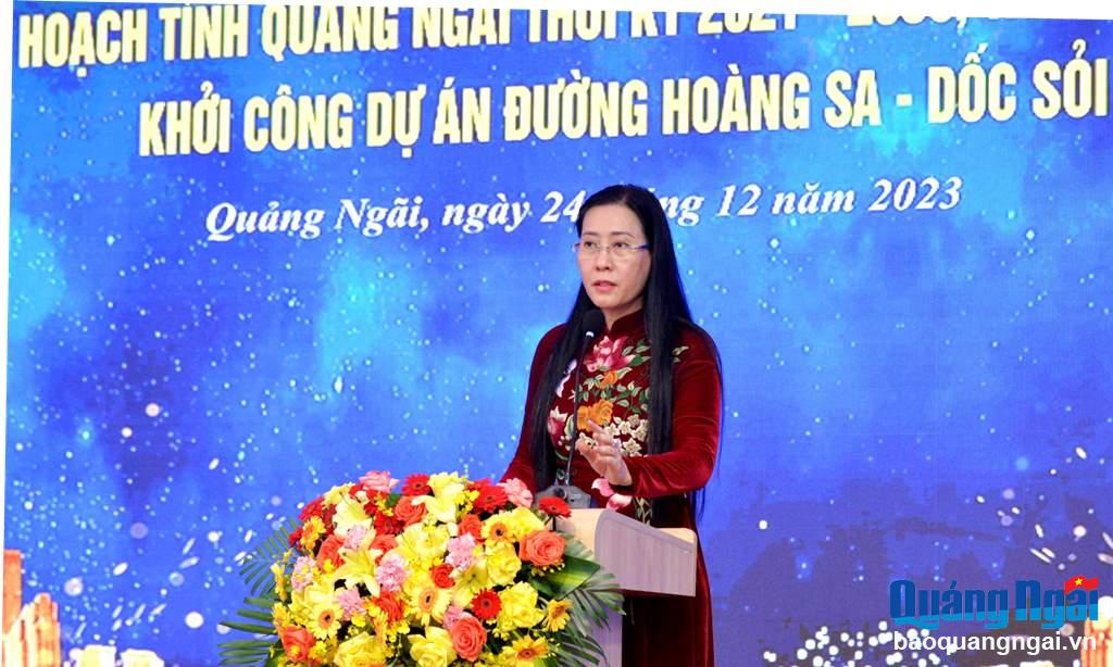 Ủy viên Trung ương Đảng, Bí thư Tỉnh ủy, Chủ tịch HĐND tỉnh Bùi Thị Quỳnh Vân phát biểu tại buổi lễ.
