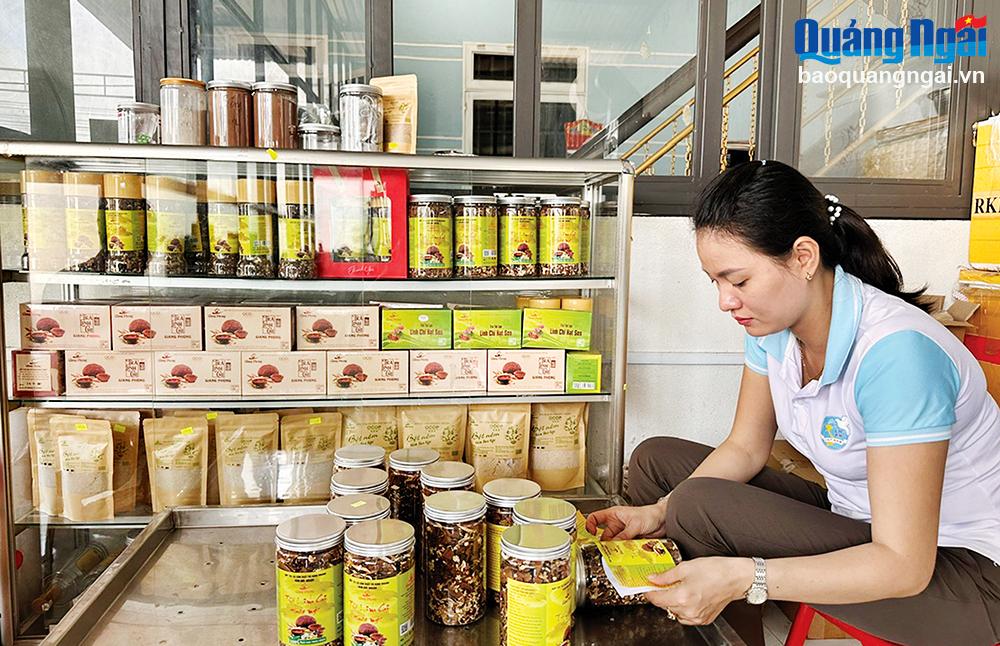 Sản phẩm trà linh chi thảo mộc do cơ sở của chị Phạm Thị Thanh Hằng sản xuất.	
