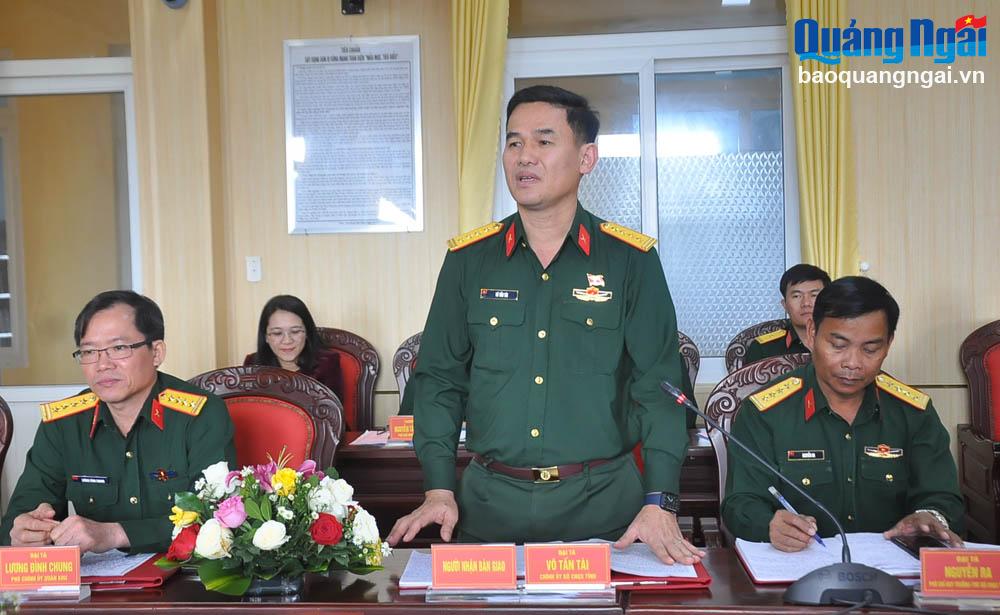 Đại tá Võ Tấn Tài - Chính ủy Bộ CHQS tỉnh phát biểu nhận nhiệm vụ. 
