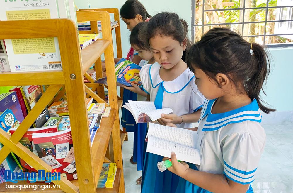 Học sinh Trường Tiểu học Sơn Kỳ (Sơn Hà) đọc sách tại thư viện của trường.         Ảnh: X.Hiếu