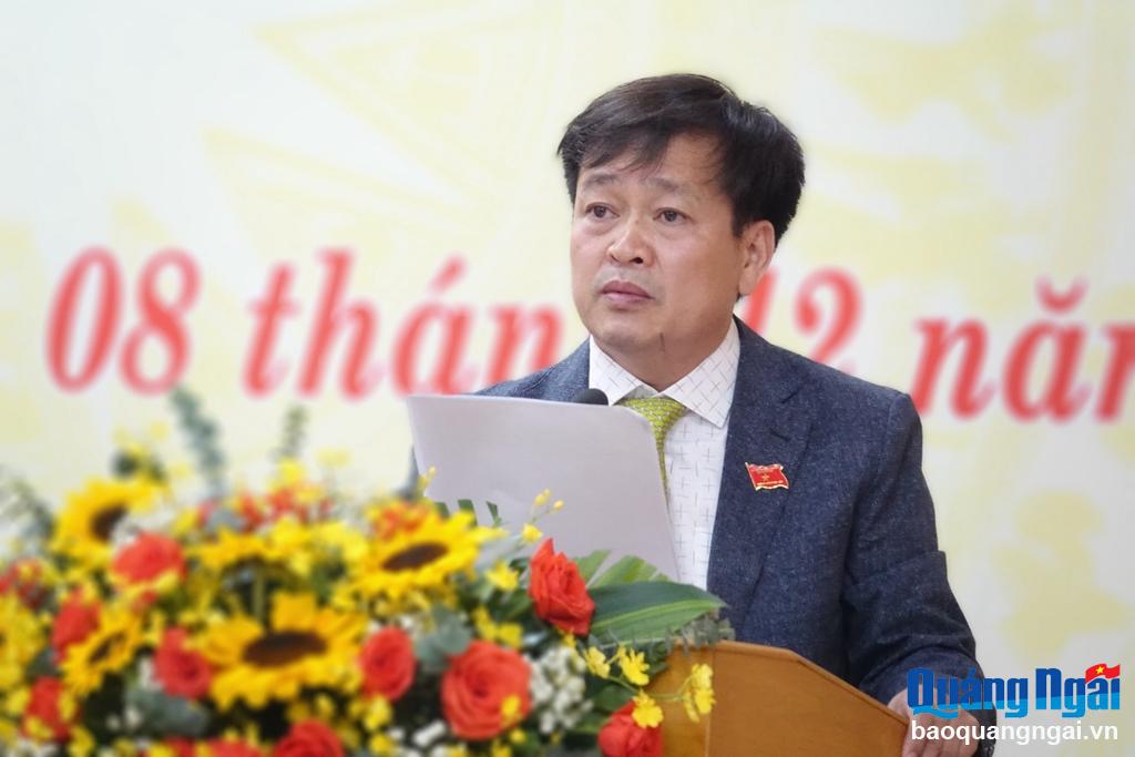 Phó Chủ tịch Thường trực HĐND tỉnh Nguyễn Cao Phúc trình bày báo cáo tóm tắt kết quả hoạt động của Thường trực, các Ban HĐND tỉnh năm 2023, phương hướng và nhiệm vụ trọng tâm năm 2024.