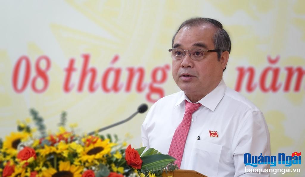 Phó Chủ tịch Thường trực UBND tỉnh Trần Hoàng Tuấn trình bày báo cáo tại kỳ họp.