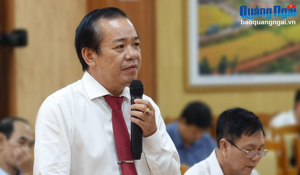 Giám đốc Ngân hàng Nhà nước - Chi nhánh Quảng Ngãi Đinh Văn Công phát biểu thảo luận.