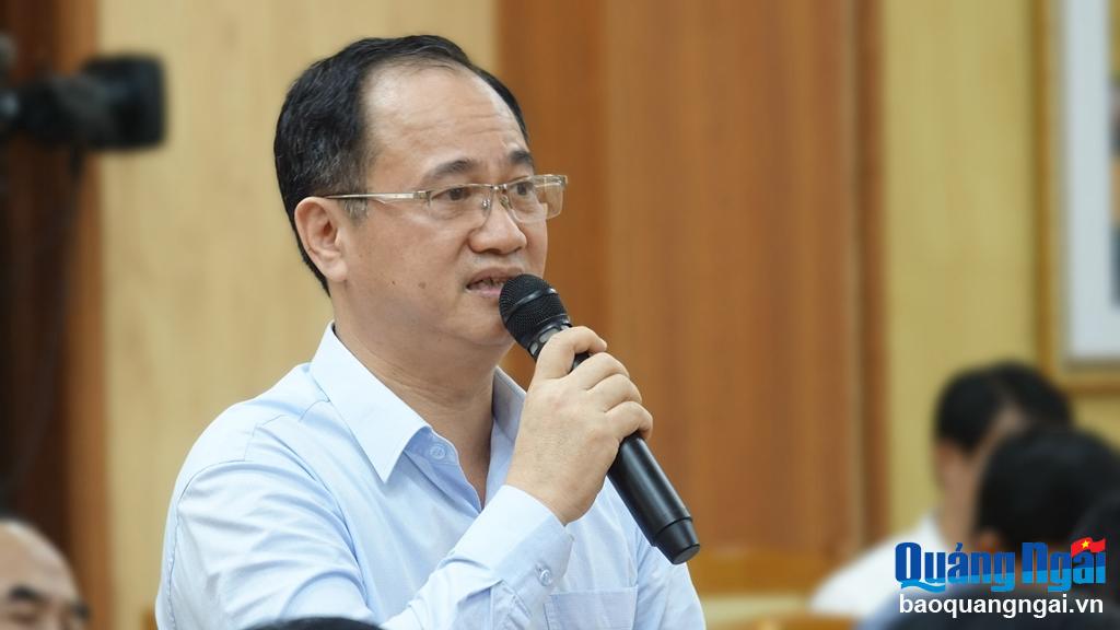 Quyền Giám đốc TN&MT Nguyễn Đức Trung thảo luận tại phiên họp.