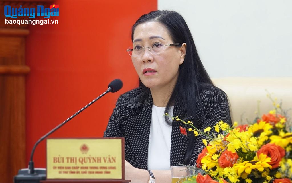 Ủy viên Trung ương Đảng, Bí thư Tỉnh ủy, Chủ tịch HĐND tỉnh Bùi Thị Quỳnh Vân điều hành phiên thảo luận.