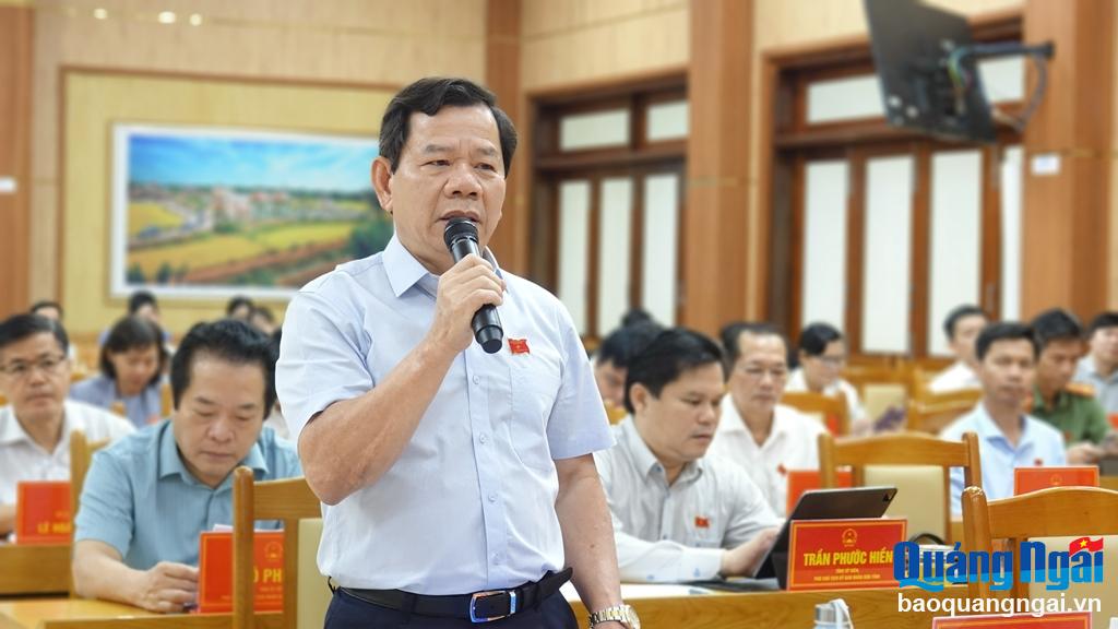 Chủ tịch UBND tỉnh Đặng Văn Minh trao đổi tại phiên họp.
