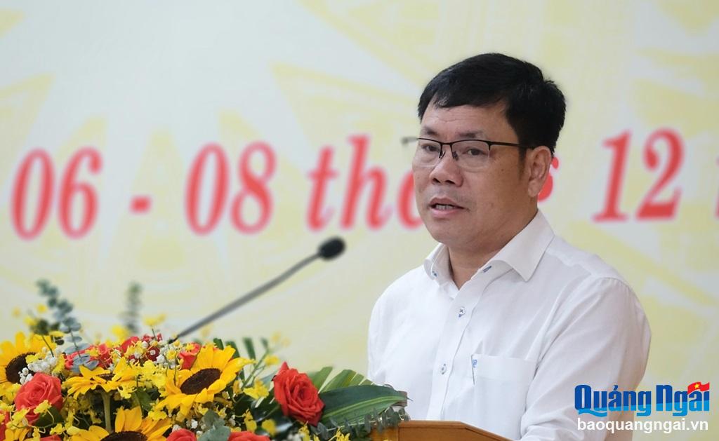 Thừa ủy quyền của Chủ tịch UBND tỉnh, Giám đốc Sở KH&ĐT Nguyễn Văn Trọng đọc các dự thảo nghị quyết đầu tư công.
