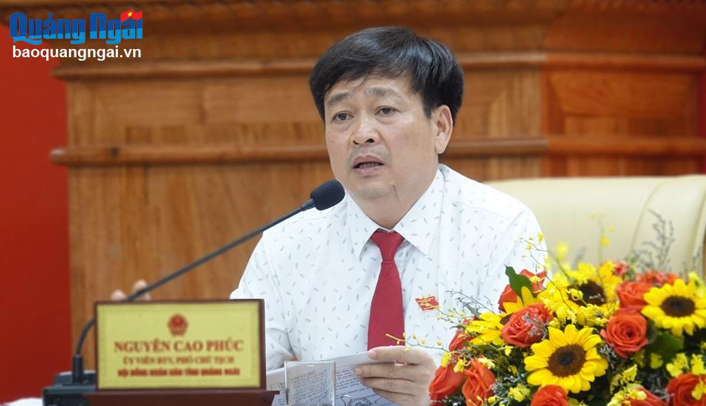 Phó Chủ tịch Thường trực HĐND tỉnh Nguyễn Cao Phúc điều hành phiên họp.