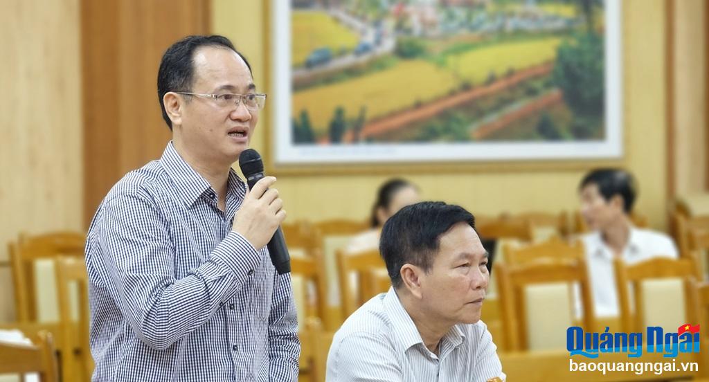 Quyền Giám đốc Sở TN&MT Nguyễn Đức Trung giải trình một số nội dung đại biểu HĐND tỉnh quan tâm. 