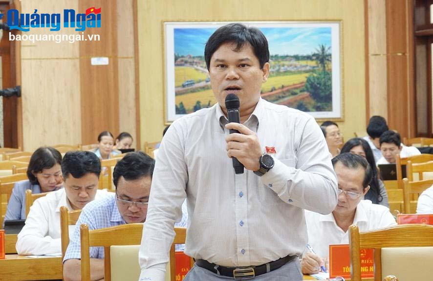 Phó Chủ tịch UBND tỉnh Trần Phước Hiền trao đổi, làm rõ một số nội dung đại biểu HĐND tỉnh quan tâm.
