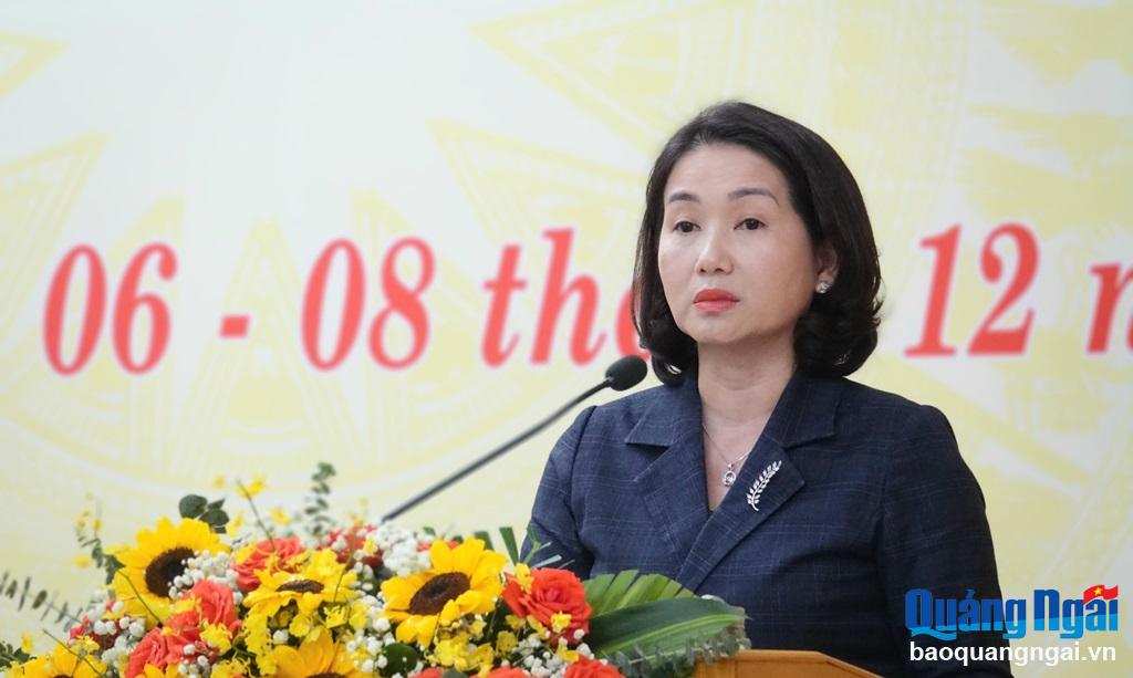 Giám đốc Sở LĐTB&XH Nguyễn Thị Ánh Lan trinh bày Nghị quyết quy định chính sách hỗ trợ cán bộ lão thành cách mạng và cán bộ tiền khởi nghĩa trên địa bàn tỉnh Quảng Ngãi.