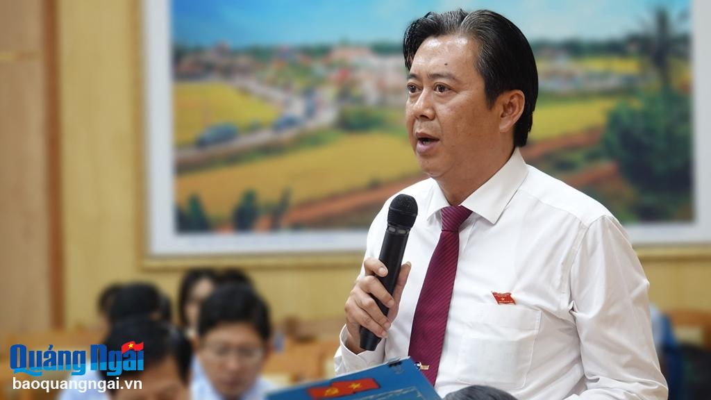 Đại biểu Trần Hoàng Vĩnh đặt câu hỏi chất vấn về các dự án chậm tiến độ.