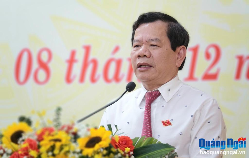 Chủ tịch UBND tỉnh Đặng Văn Minh trao đổi, làm rõ thêm các vấn đề đại biểu HĐND tỉnh quan tâm.
