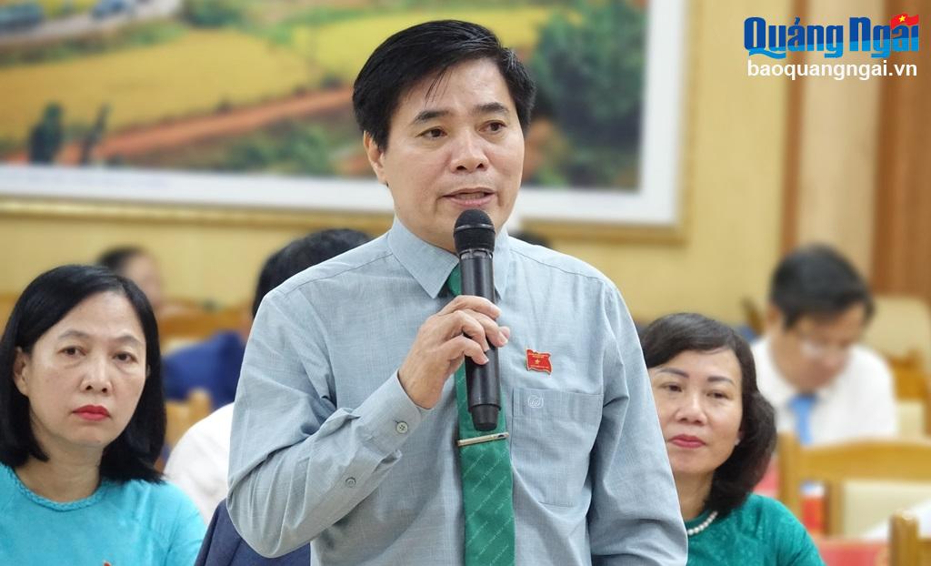 Giám đốc Sở VH-TT&DL Nguyễn Tiến Dũng trả lời chất vấn liên quan đến lĩnh vực du lịch.
