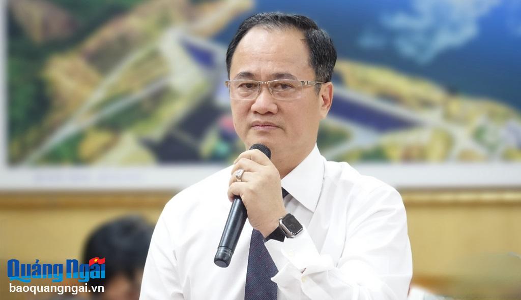 Quyền Giám đốc Sở TN&MT Nguyễn Đức Trung trả lời chất vấn.