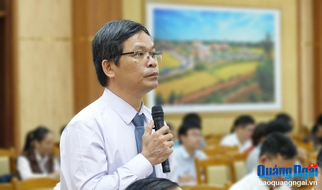 Giám đốc Sở Xây dựng Trần Thanh Mẫn trả lời chất vấn.