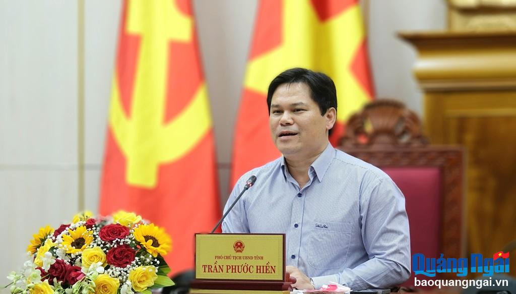 Phó Chủ tịch UBND tỉnh Trần Phước Hiền chủ trì buổi họp báo.