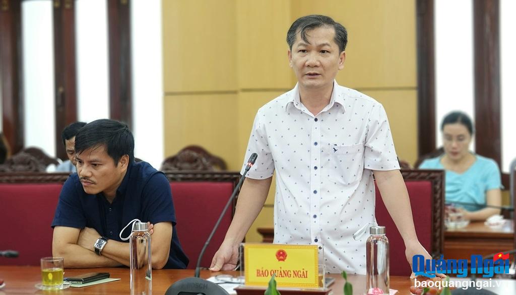 Tổng Biên tập báo Quảng Ngãi Nguyễn Phú Đức trao đổi tại buổi họp báo liên quan đến công tác tuyên truyền các sự kiện.