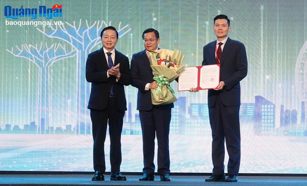 Phó Thủ tướng Chính phủ Trần Hồng Hà đã trao Quyết định số 1664 ngày 22/12/2023 của Thủ tướng Chính phủ về chủ trương đầu tư dự án đầu tư xây dựng và kinh doanh kết cấu hạ tầng KCN VSIP II Quảng Ngãi (giai đoạn 1).