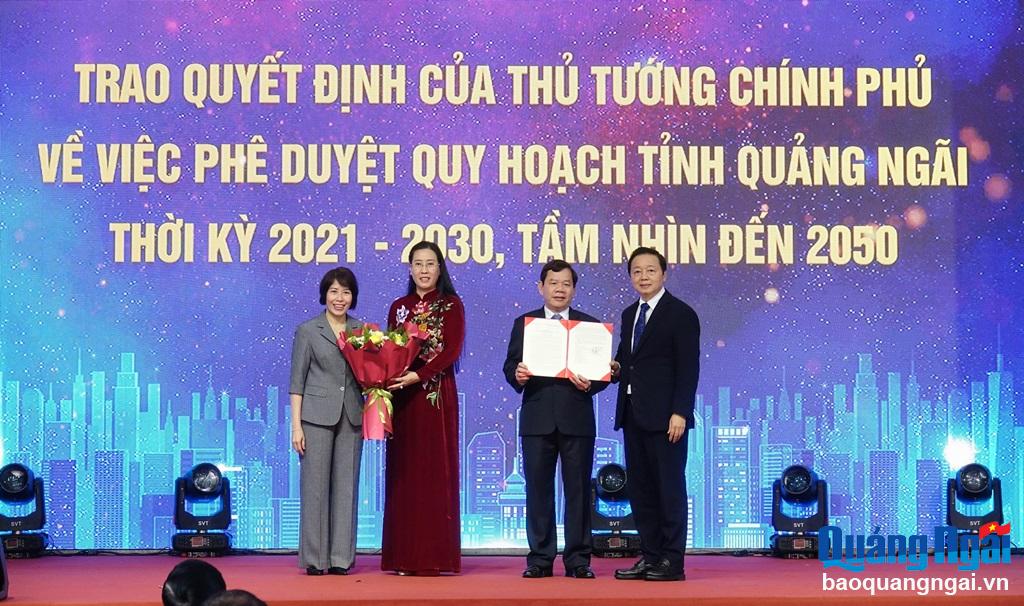 Phó Thủ tướng Chính phủ Trần Hồng Hà và lãnh đạo Bộ KH&ĐT trao Quyết định của Thủ tướng Chính phủ về phê duyệt Quy hoạch tỉnh Quảng Ngãi thời kỳ 2021-2023, tầm nhìn đến năm 2050.