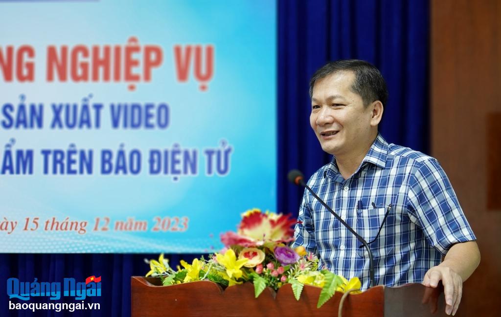 Tổng Biên tập báo Quảng Ngãi Nguyễn Phú Đức trao đổi tại lớp bồi dưỡng.