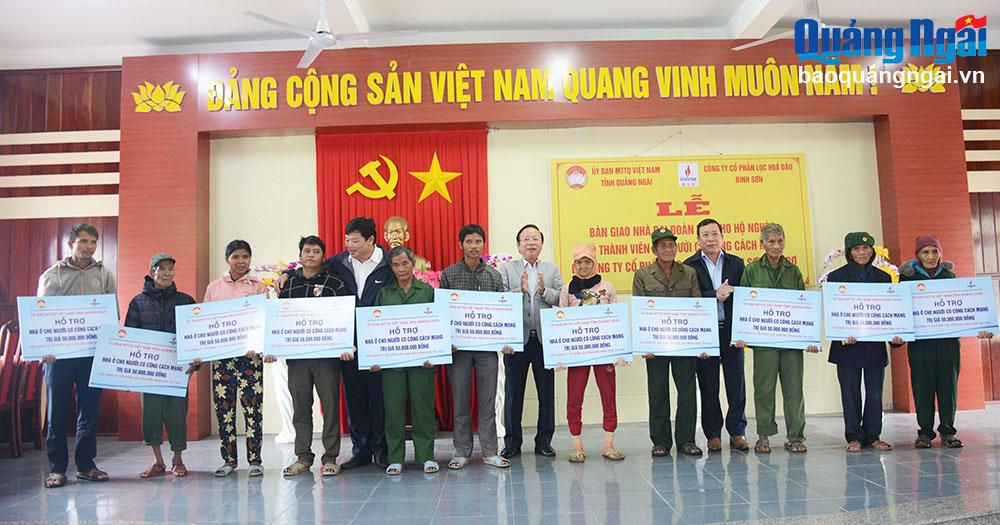  Ban tổ chức trao hỗ trợ xây dựng nhà đại đoàn kết cho các hộ gia đình nghèo, có công cách mạng tại huyện Sơn Hà.