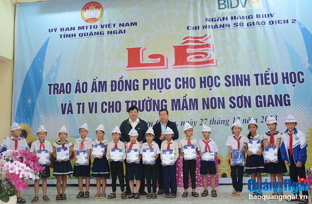 Trao áo ấm cho học sinh vùng cao Sơn Hà