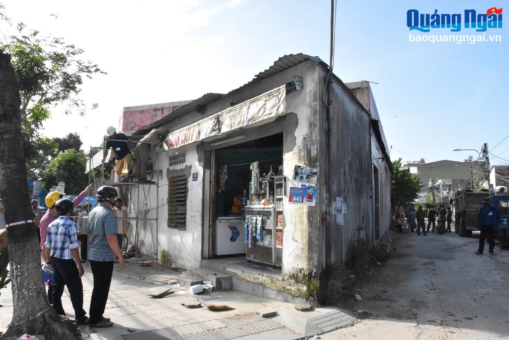 Lực lượng chức năng đang tiến hành tháo dỡ ngôi nhà xây dựng trái phép trên đất giao thông tại địa chỉ 150 Phan Bội Châu.