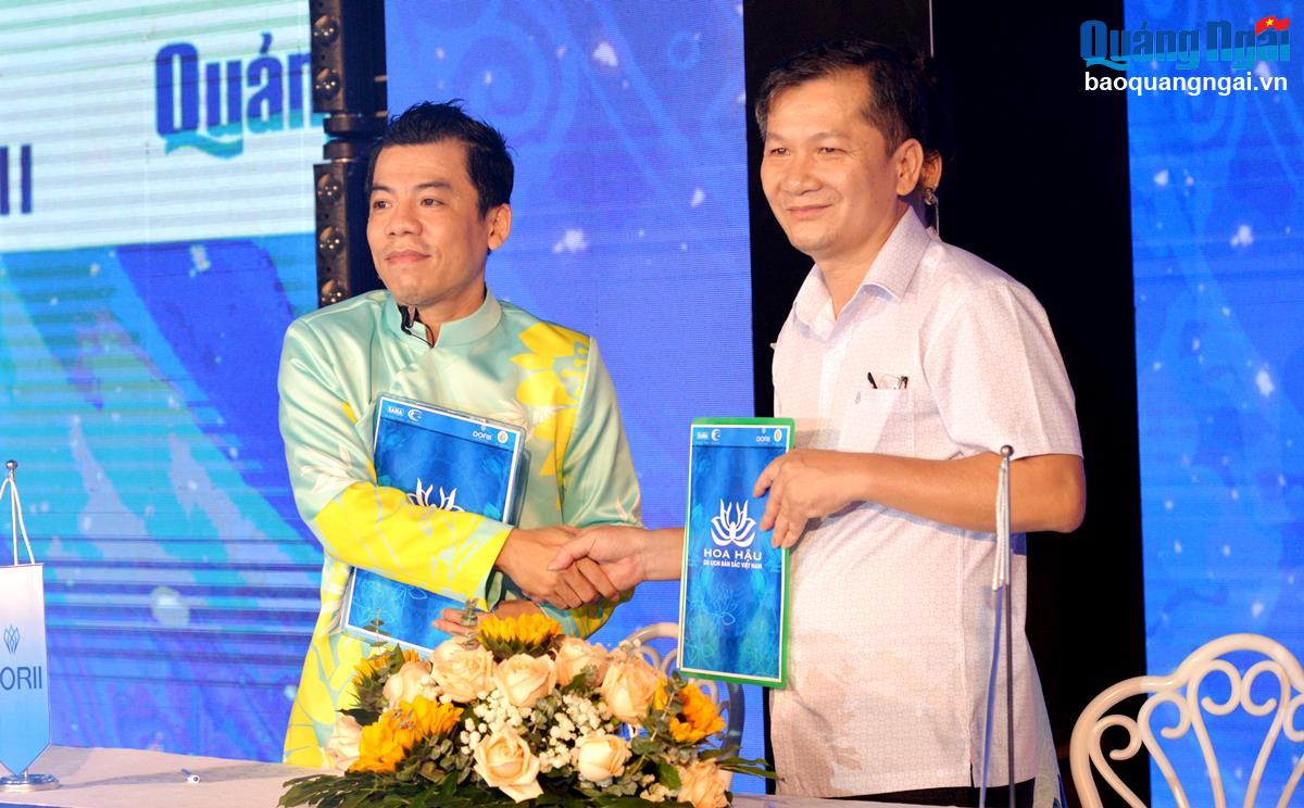Giám đốc điều hành Công ty TNHH Thời trang Dorii Tạ Linh Nhân – Trưởng ban tổ chức cuộc thi và Tổng Biên tập Báo Quảng Ngãi hoàn thành ký kết hợp tác về truyền thông cho cuộc thi.