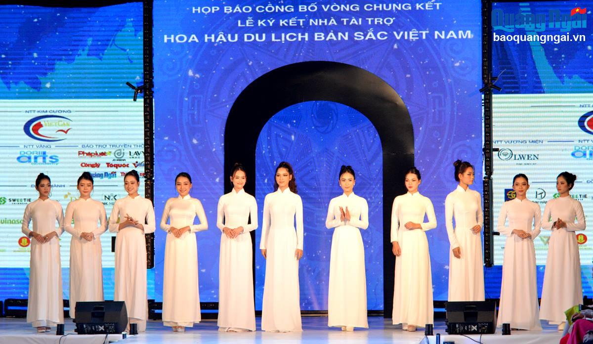 Đại diện các thí sinh lọt vào vòng bán kết cuộc thi Hoa hậu du lịch bản sắc Việt Nam ra mắt tại buổi họp báo.